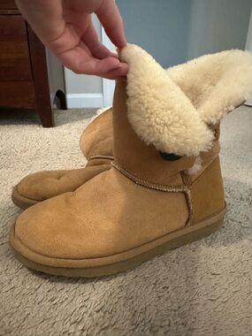 AUTHENTIC UGG Bailey Button - Chestnut